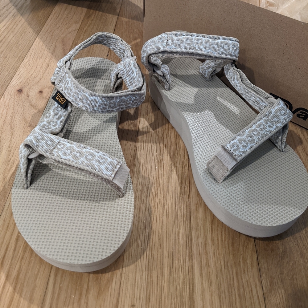 NWT Teva Midform Tan Leopard Print Women's Sandals Size 8